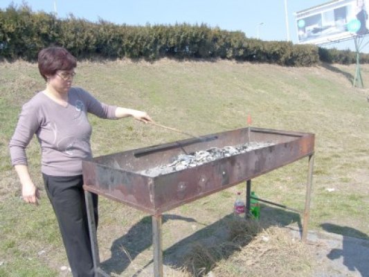 Iubitorii de grătare n-au ţinut cont de lege: au sfârâit micii la iarbă verde